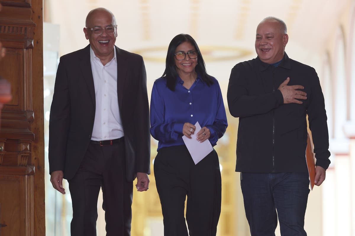 La mandataria encargada de Venezuela, Delcy Rodríguez (c); camina junto al presidente de la Asamblea Nacional de Venezuela, Jorge Rodríguez (i); y el ministro del Interior y Justicia, Diosdado Cabello este miércoles, en el Palacio de Miraflores en Caracas (Venezuela). Rodríguez informó que "se mantiene abierto" el proceso de excarcelación de presos políticos, casi una semana después de que su hermano, el presidente del Parlamento, el chavista Jorge Rodríguez, anunciara la liberación de un "número importante de personas". EFE/ Miguel Gutiérrez