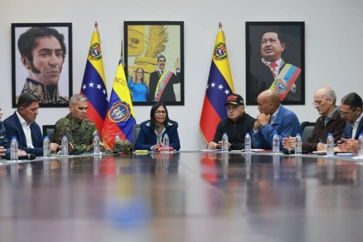 Captura de pantalla de la cuenta oficial en instagram de la vicepresidenta ejecutiva de Venezuela, Delcy Rodríguez (c), hablando en una reunión este domingo, en Caracas (Venezuela). Rodríguez invitó al Gobierno de EE.UU. a trabajar conjuntamente en una "agenda de cooperación", un día después de la captura del mandatario Nicolás Maduro y de que el presidente Donald Trump revelara que su país mantiene comunicación con la líder chavista . EFE/ @delcyrodriguezv /SOLO USO EDITORIAL/ NO VENTAS/ SOLO DISPONIBLE PARA ILUSTRAR LA NOTICIA QUE ACOMPAÑA (CRÉDITO OBLIGATORIO)
