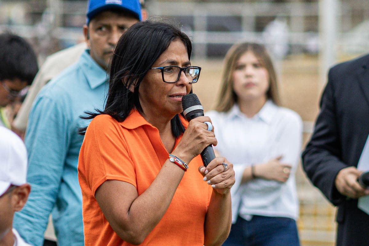 La presidenta encargada de Venezuela, Delcy Rodríguez, habla frente a la Basílica de Nuestra Señora del Rosario de Chiquinquirá este domingo, en Maracaibo (Venezuela). Rodríguez prometió una nueva etapa de esperanza para el país tras poco más de 100 días de haber asumido el cargo, luego de la captura de Nicolás Maduro por parte de Estados Unidos el pasado enero en Caracas. EFE/ Henry Chirinos