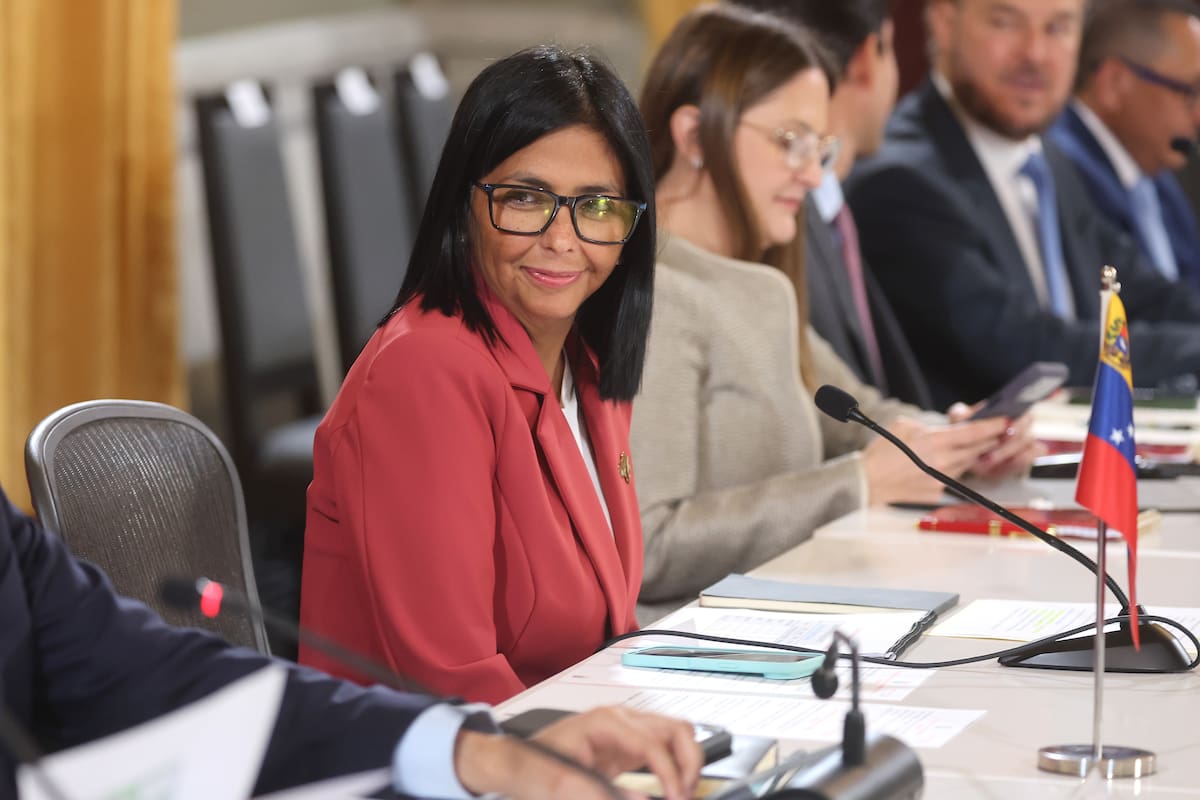La presidenta encargada de Venezuela, Delcy Rodríguez, reacciona durante una reunión con el secretario de Interior de Estados Unidos, Doug Burgum, este miércoles en Caracas (Venezuela). EFE/ Miguel Gutiérrez