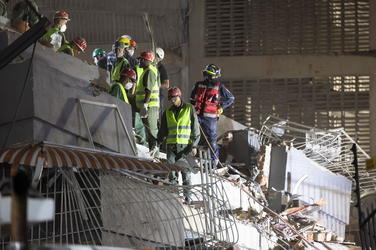 Equipos de rescate buscan entre los escombros en Caracas (Venezuela) tras los dos fuertes seísmos que han sacudido el oeste de la capital del país, dos terremotos, de magnitud 7,2 y 2,5 que tuvieron lugar alrededor en apenas 39 segundos y que han dejado al menos 32 muertos y 700 heridos y personas entre los escombros de los edificios derruidos. EFE/ Rayner Peña R