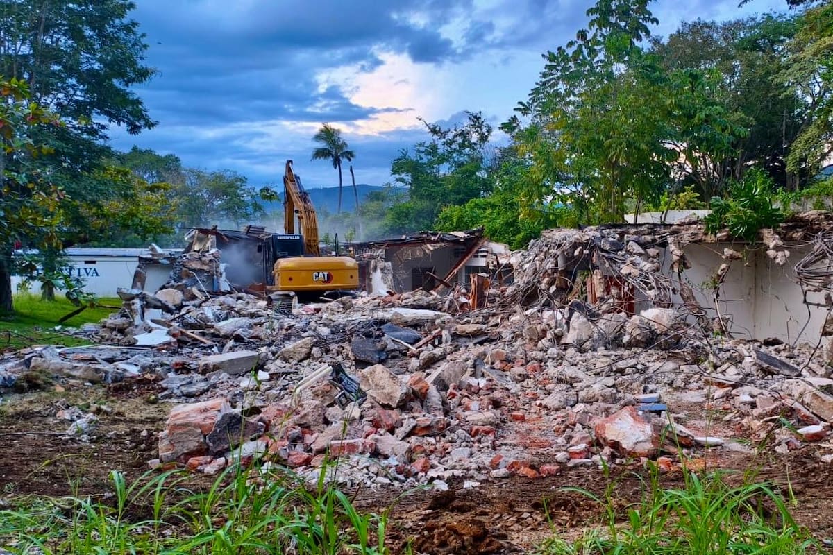 Demolición del hotel Bella Isla de San Gil, para darle paso a la construcción de la sede de la UIS (Foto suministrada / VANGUARDIA)