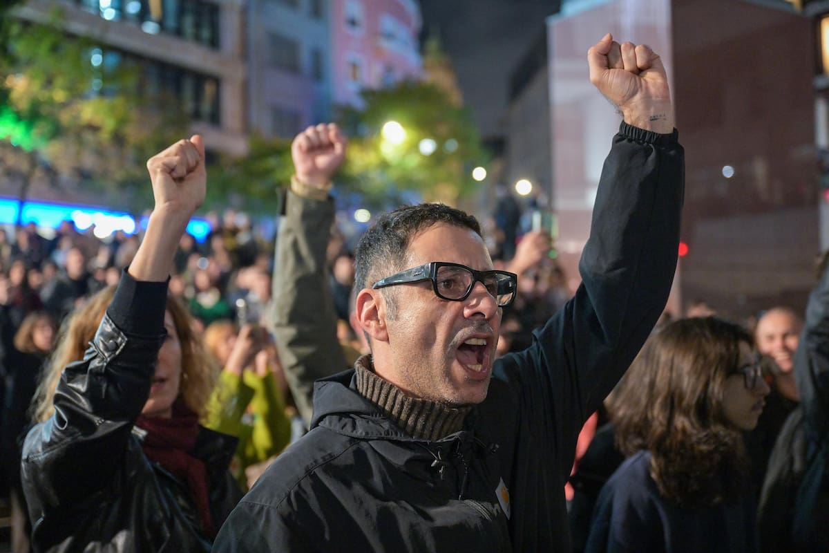 Manifiestantes se reúnen en la plaza D. João I durante una manifestación por el derecho a la vivienda en Oporto, Portugal, 25 de octubre de 2026. Las protestas contra el aumento de los costos de la vivienda y del costo de vida comenzaron en Oporto el 10 de octubre antes de extenderse a Lisboa y varias otras ciudades portuguesas. (Protestas, Lisboa) EFE/EPA/FERNANDO VELUDO