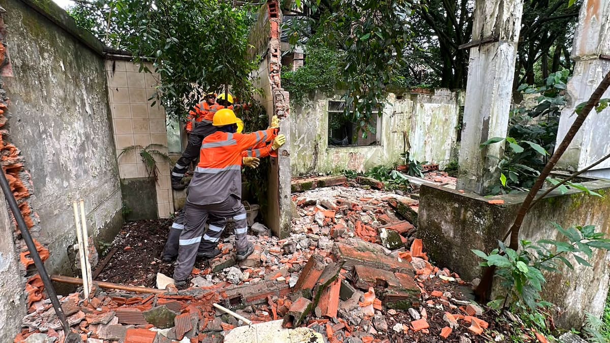 Demuelen casa de Pablo Escobar en Medellín que supuestamente se usaba para "satanismo". | Fotos: Alcaldía de Medellín.