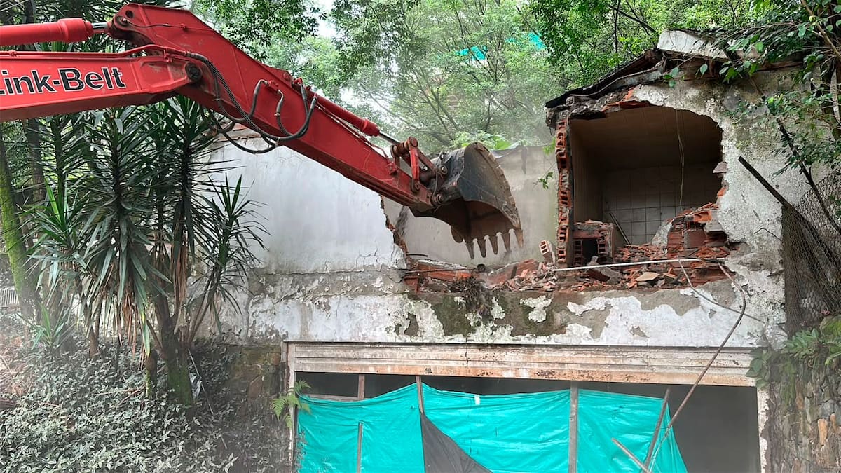 Demuelen casa de Pablo Escobar en Medellín que supuestamente se usaba para "satanismo". | Fotos: Alcaldía de Medellín.
