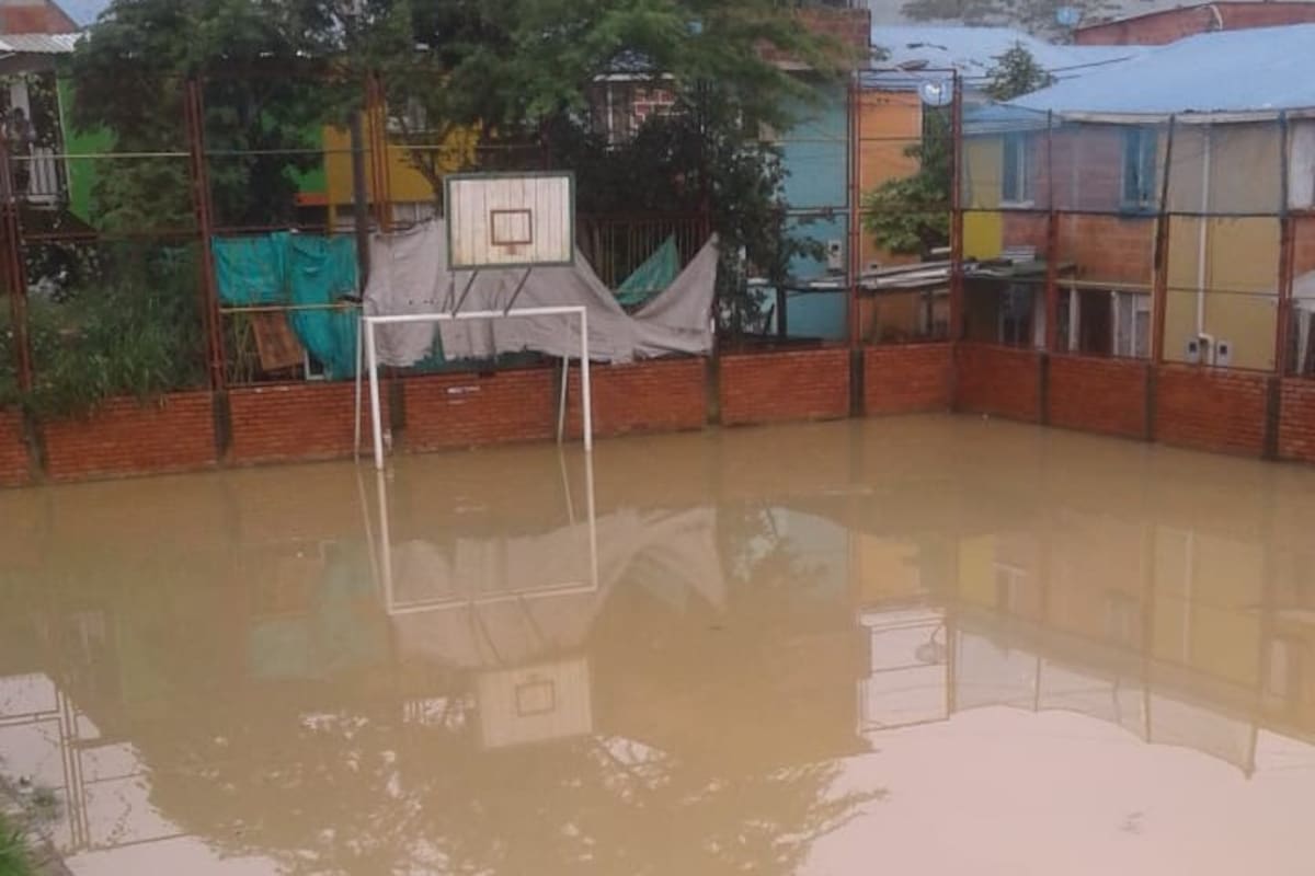 Así se ve el polideportivo del barrio Altos de Betania. Tras el aguacero del pasado martes, la cancha se inundó.