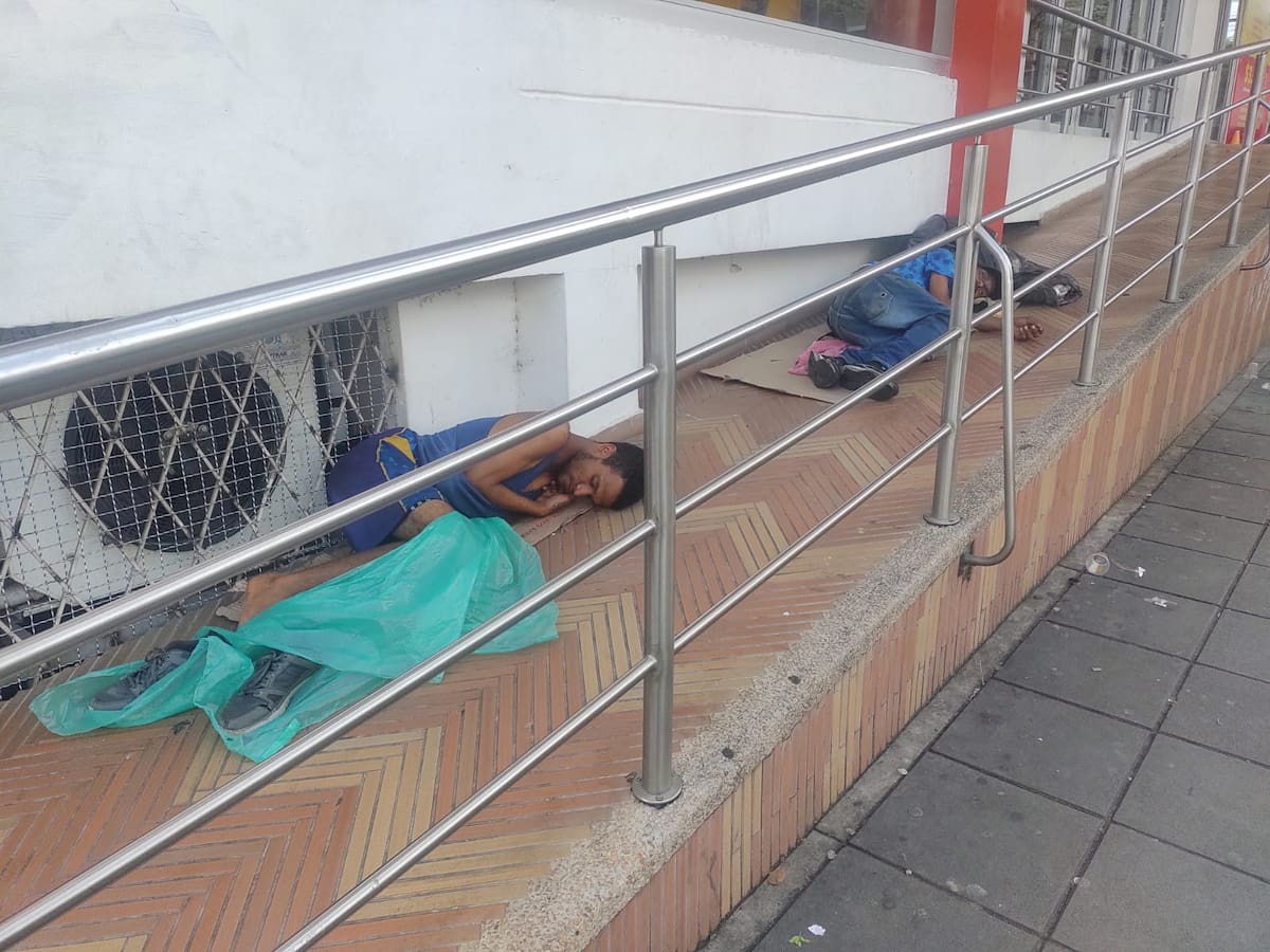 En este paso peatonal de la calle 56, sobre la vía a la urbanización Plaza Mayor, todos los días los habitantes en situación de calle improvisan sus dormitorios. (Foto suministrada por Julio Alberto Mora / VANGUARDIA)