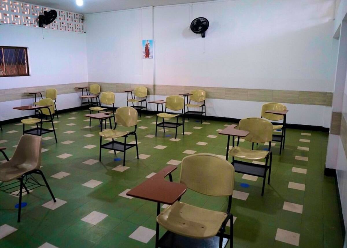 En varios colegios, los alumnos están a la espera de recibir sus respectivas clases.