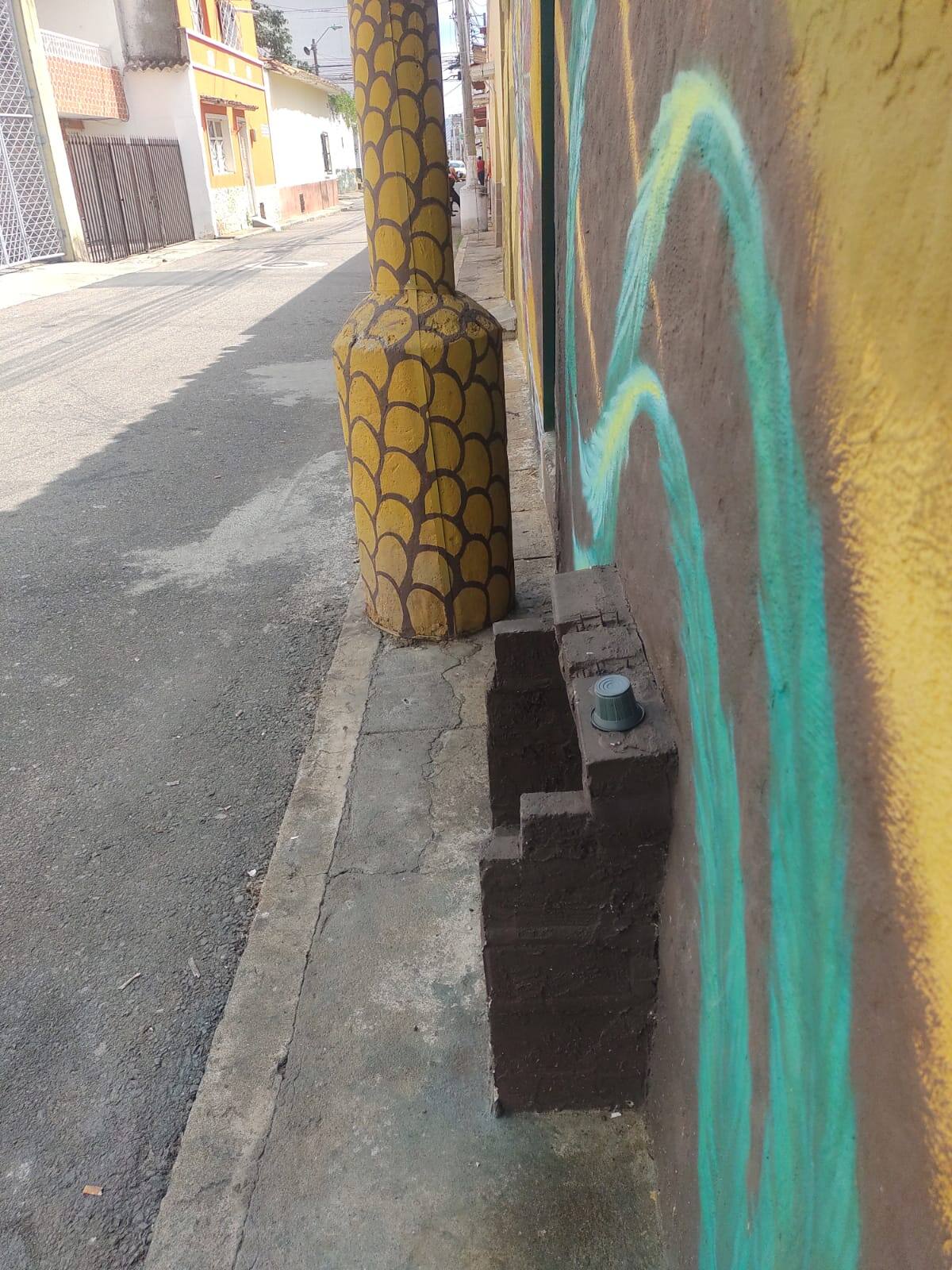 Poste sobre el andén.