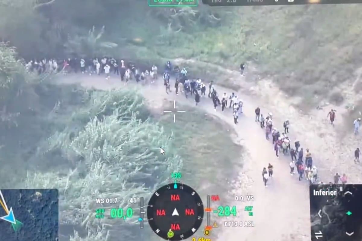 El ministro de Defensa compartió imágenes que muestran a decenas de personas cruzando un río en la frontera con Norte de Santander mientras autoridades investigan posibles delitos electorales. / Captura de pantalla, X: @PedroSanchezCol