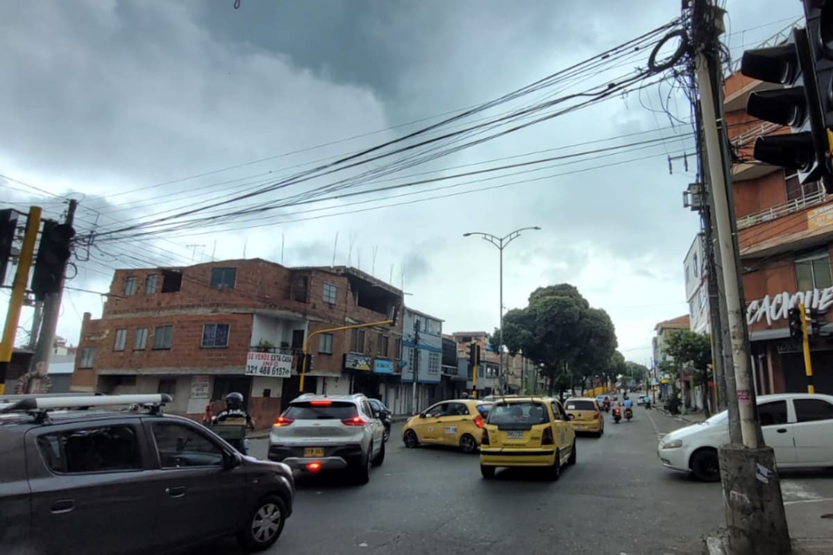 Las señales eléctricas de la carrera 9 con calle 41 estuvieron dañadas todo el fin de semana, lo que desencadenó en congestión vial. (Foto: Franz Rey / VANGUARDIA)