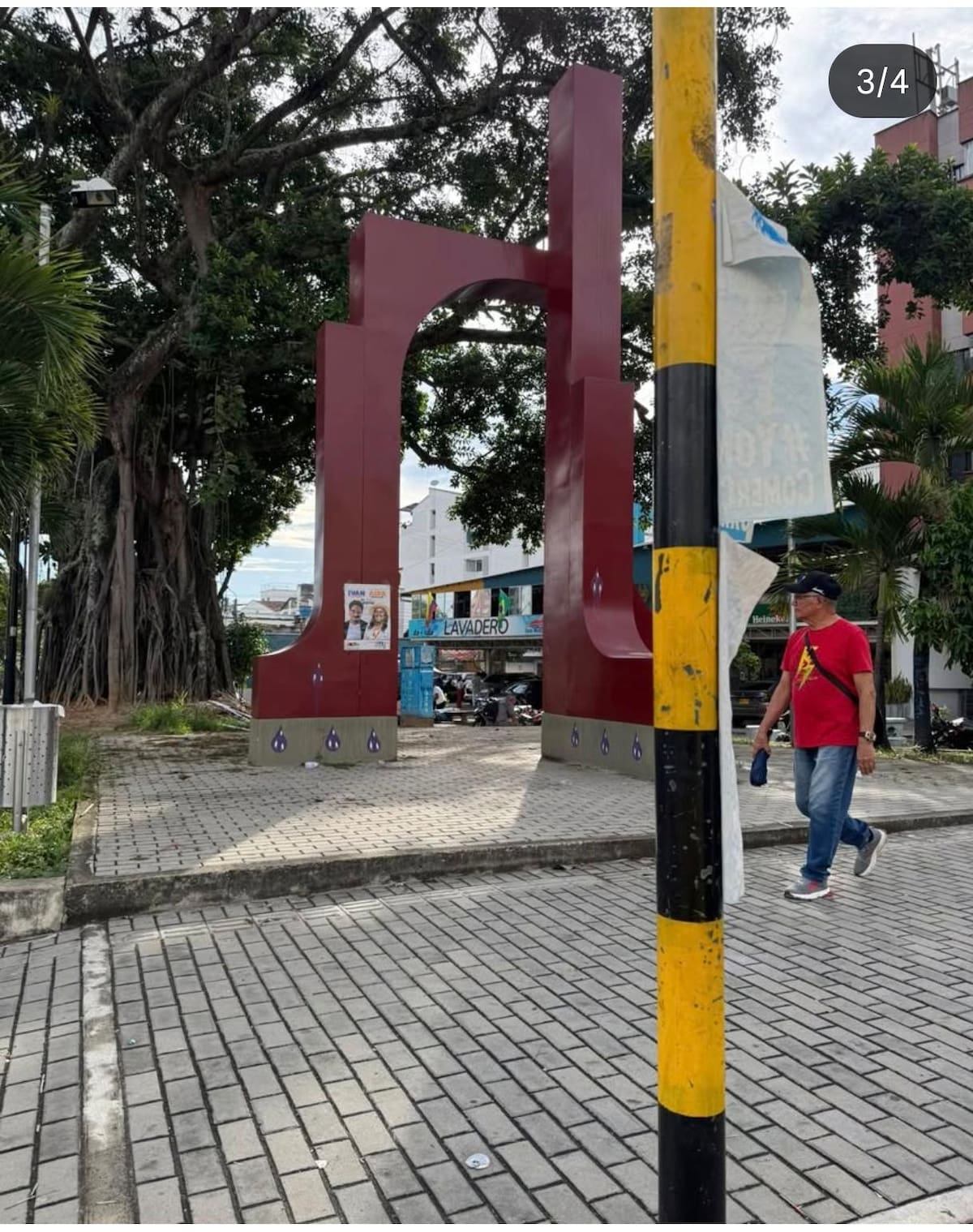 Denuncian presencia de propaganda política en la escultura Puerta del Sol de Bucaramanga. Foto suministrada/VANGUARDIA