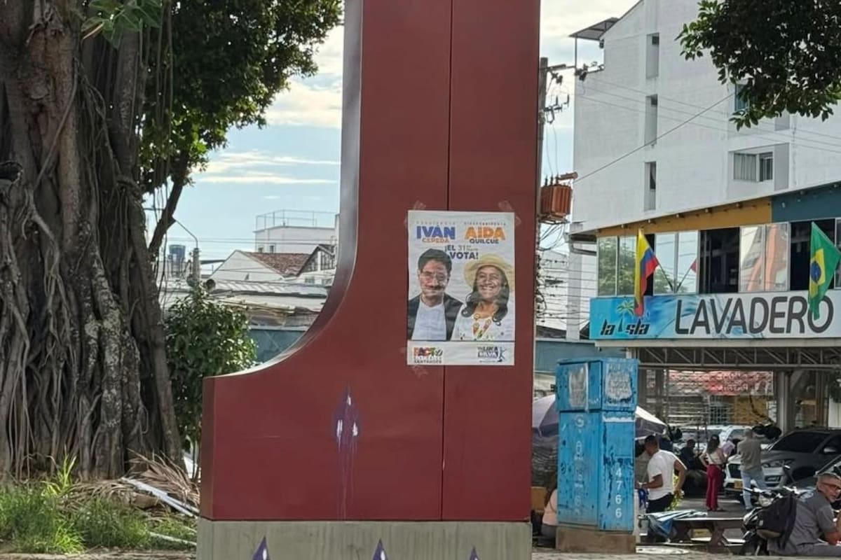 Denuncian presencia de propaganda política en la escultura Puerta del Sol de Bucaramanga. Foto suministrada/VANGUARDIA