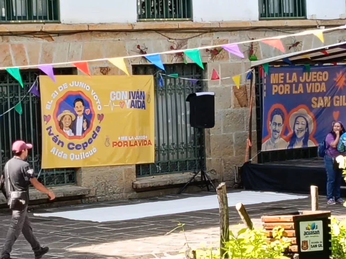 Denuncian uso de la fachada de la Alcaldía y del parque principal de San Gil para propaganda política. Foto suministrada/VANGUARDIA