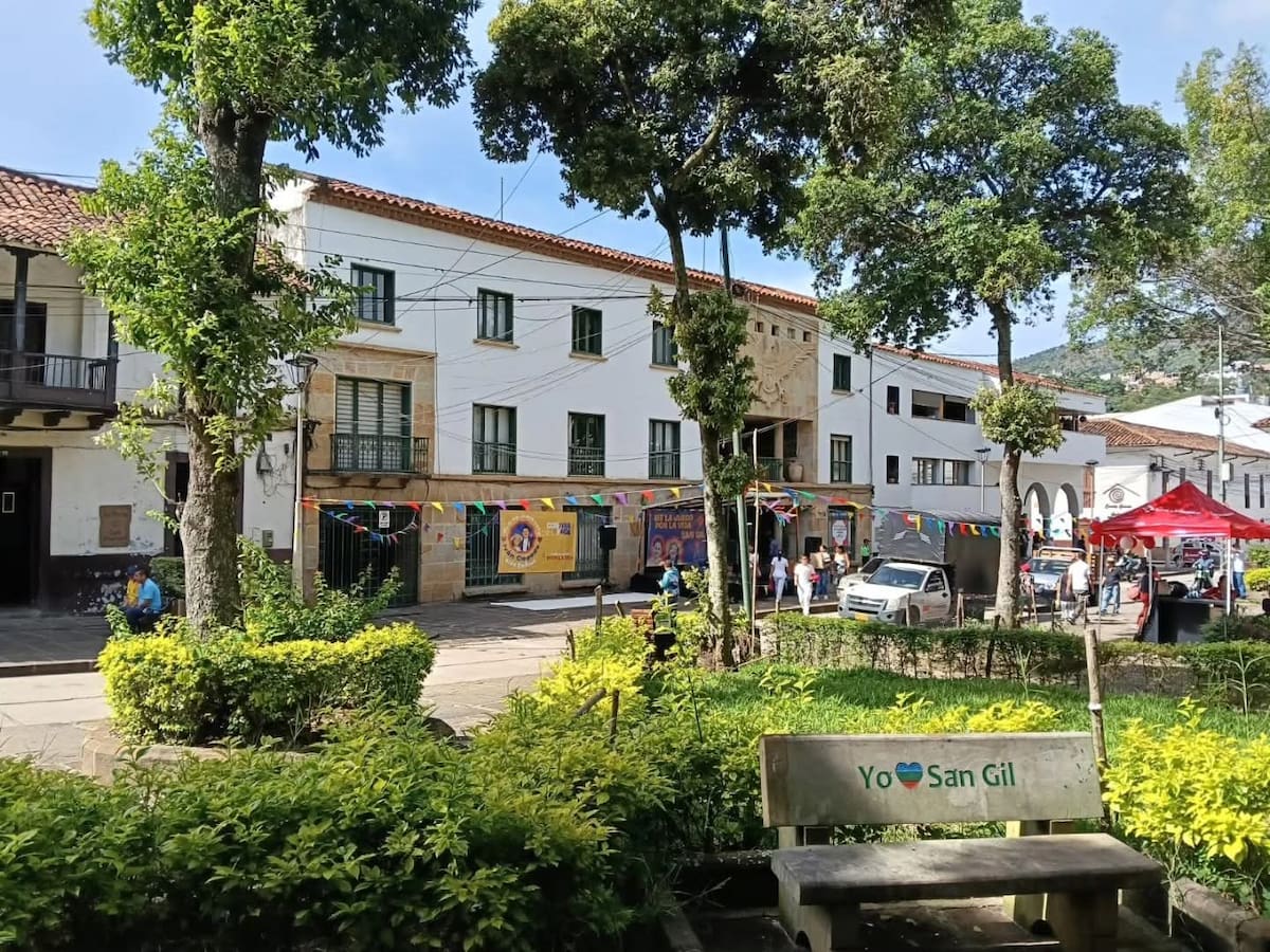 Denuncian uso de la fachada de la Alcaldía y del parque principal de San Gil para propaganda política. Foto suministrada/VANGUARDIA