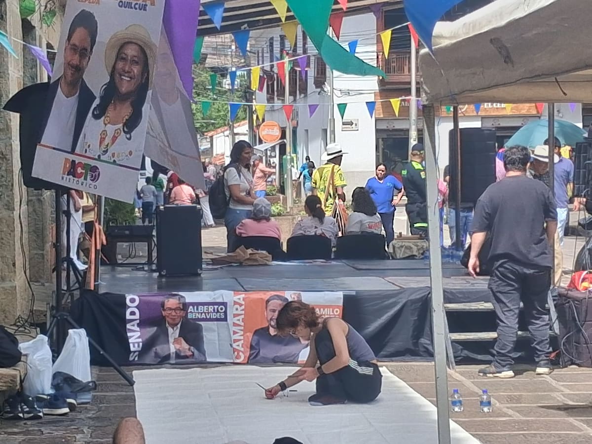 Denuncian uso de la fachada de la Alcaldía y del parque principal de San Gil para propaganda política. Foto suministrada/VANGUARDIA
