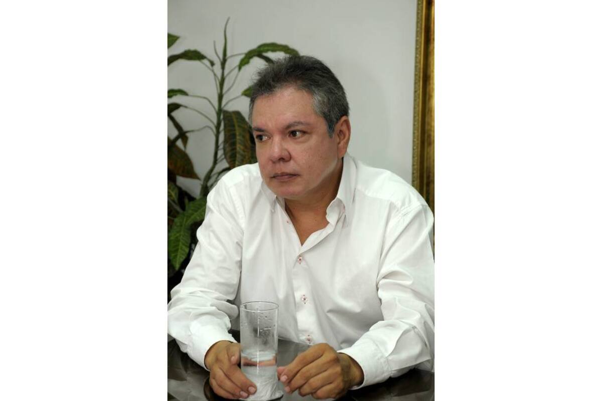 La denuncia fue presentada por el director de la Cdmb, Ludwing Arley Anaya (izquierda), y el actual gerente de la Empas, Humberto Prada González (centro). Ellos aseguran que entre 2007 y 2014 hubo un carrusel de contratos en la empresa de alcantarillado para favorecer a Fredy Anaya Martínez. (Foto: Archivo / VANGUARDIA LIBERAL)