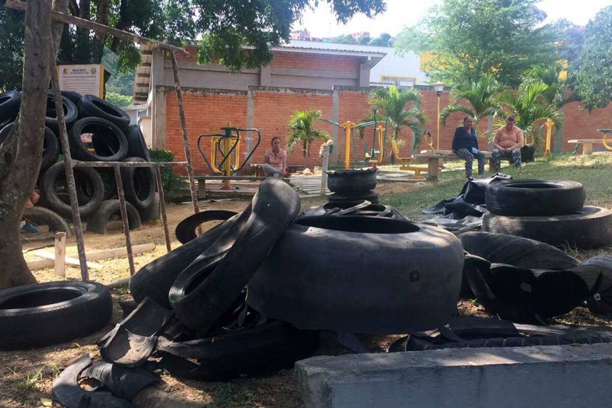 Las llantas que no han sido utilizadas para decorar el parque son las que generan el problema. Según la denuncia ciudadana, el material sirve como criadero de zancudos. (Foto: Suministrada / VANGUARDIA LIBERAL)