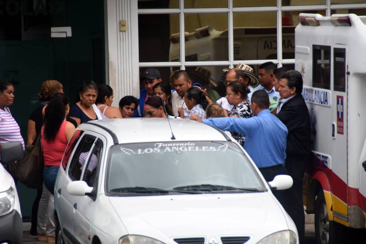 Los familiares aguardaban ayer en la mañana no solo por la entrega del cuerpo, sino por explicaciones de las directivas de la Clínica San Nicolás. (Foto: Edgar Pernett S./VANGUARDIA LIBERAL)