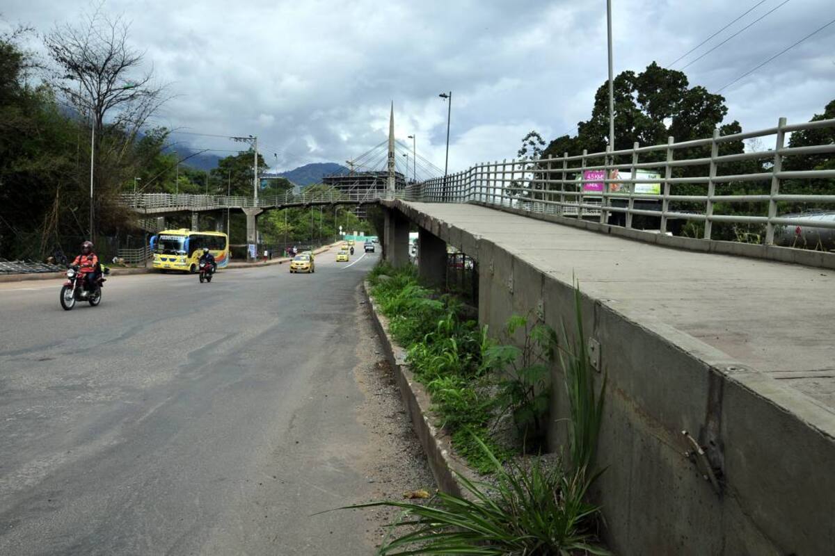 El pasado 12 de abril, un tractocamión, cargado con Acpm, se incendió frente a la UPB y produjo daños en el puente peatonal y en la estación de Metrolínea. (Foto: Fotografía: Laura Herrera / VANGUARDIA LIBERAL)