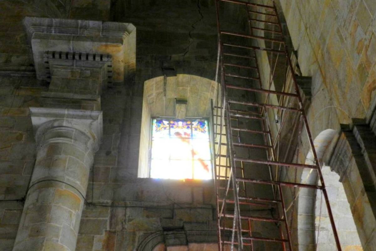 Cuatro piedras de los arcos de la Basílica Menor del Socorro se desprendieron y las grietas han incrementado su tamaño. La Gobernación y el Municipio buscarán recursos para su protección. (Foto: Luis Fernando Martínez V/VANGUARDIA LIBERAL)