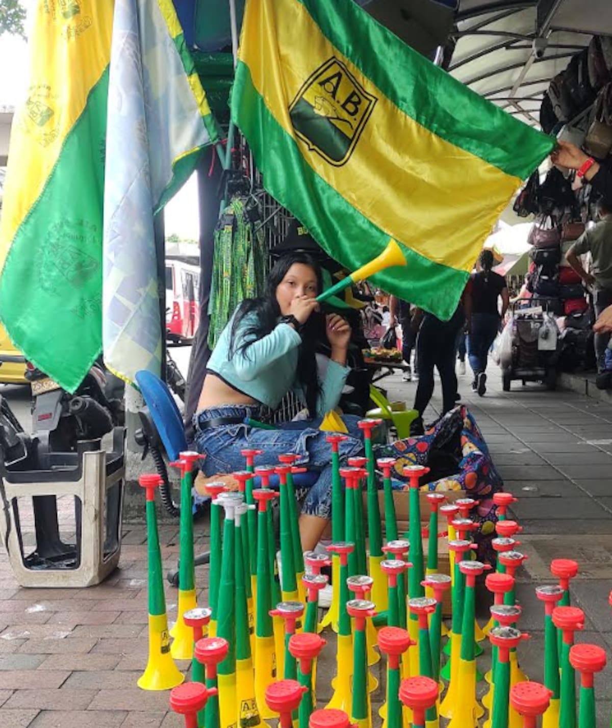 ¡Vuvuzelas del Bucaramanga a la venta en la carrera 15! La joven Saray Camargo se adelanta a la celebración de la primera estrella del Atlético.