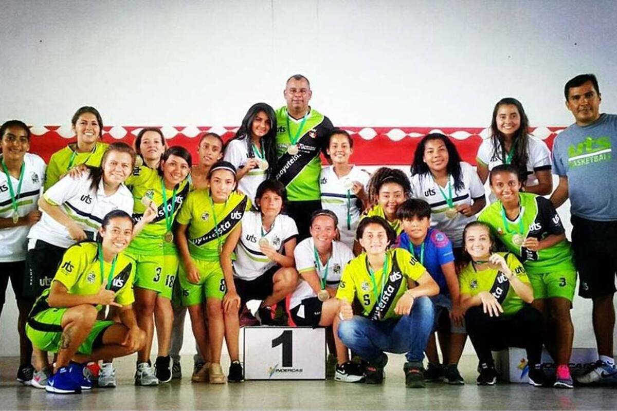 Adriana María Ojeda Guevara, Ángela Marcela Estrada Salinas, Angélica Lizeth Pérez Lizarazo, Angie Katteryn Bersinger Cárdenas, Dany Ley Hernández Camacho, Diana Liseth Bolívar Caro, Diana Marcela Campos Hernández, Jackeline Oviedo Orduz, Jessica Juliana Pérez Tarazona, Karen Xiomara Pérez Mora, Karla Andrea Gil Joya, Leidy Julieth Galvis Ballesteros, Linda Vanessa Sierra Lozano, María Paula Pérez Gómez, Marián Astrid Botero Aguas, Nathalia Antolínez Sierra, Ruby Damaris Ramírez Piñeres, Sharon Julieth Díaz Quintero, Yesenia Stella Barrios Rangel, Alexander Spencer Uribe y Pedro Belén Carrillo. (Foto: Suministrada / VANGUARDIA LIBERAL)