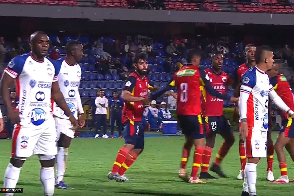 Una insólita estrategia en un tiro de esquina, en la que seis jugadores se tomaron de las manos y comenzaron a girar dentro del área, se hizo viral en redes sociales. /FOTO: Captura de pantalla Win Sport