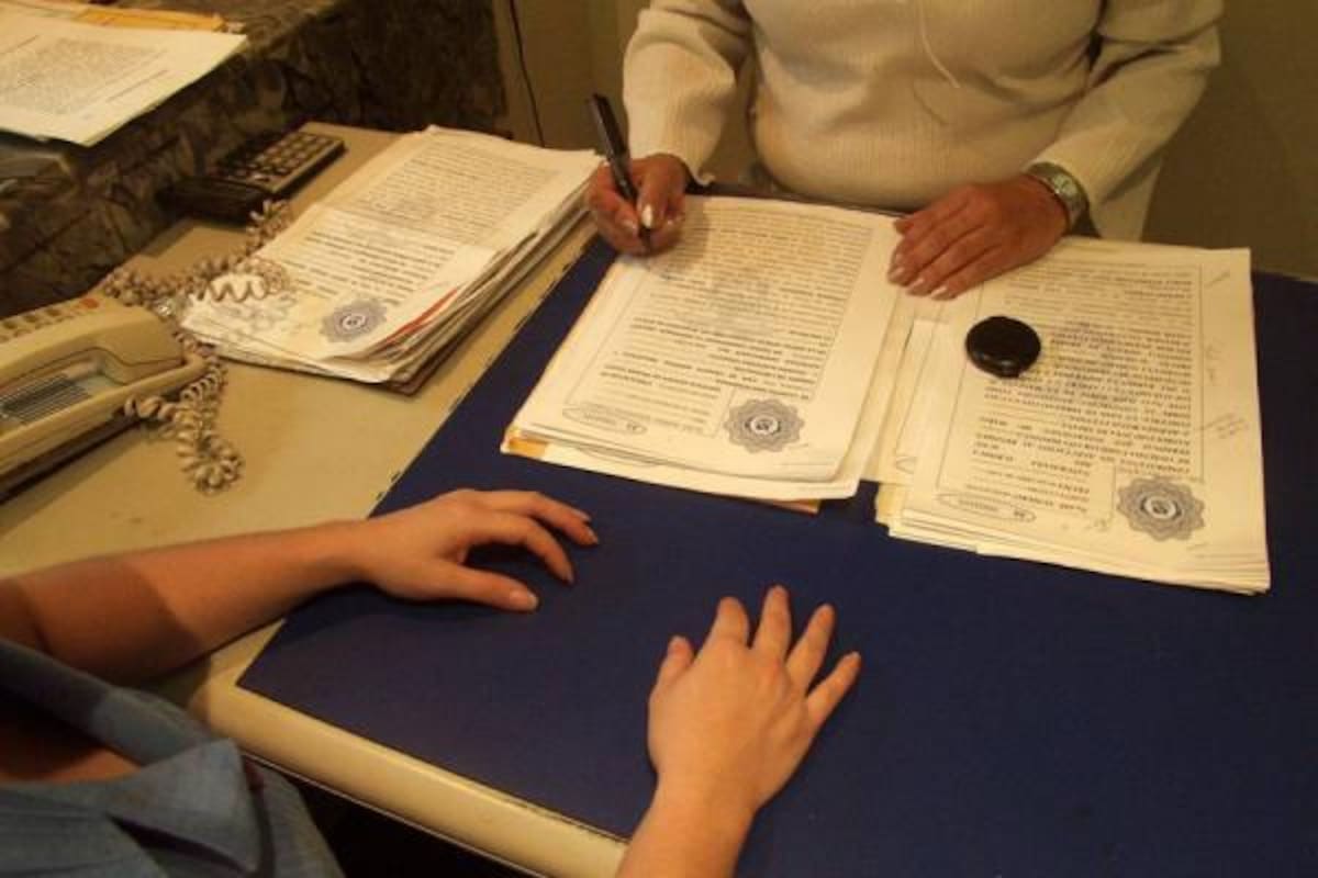 El debate sobre la aplicación del derecho de preferencia en el notariado colombiano volvió a tomar fuerza tras recientes decisiones judiciales. Aunque nadie cuestiona la existencia de esta figura, expertos advierten que su ejercicio sigue enfrentando un obstáculo de fondo: la ausencia de una ley que reglamente su funcionamiento.