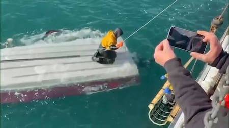 Adolescente de 15 años sobrevivió dos días sobre un bote volcado en las frías aguas de Alaska