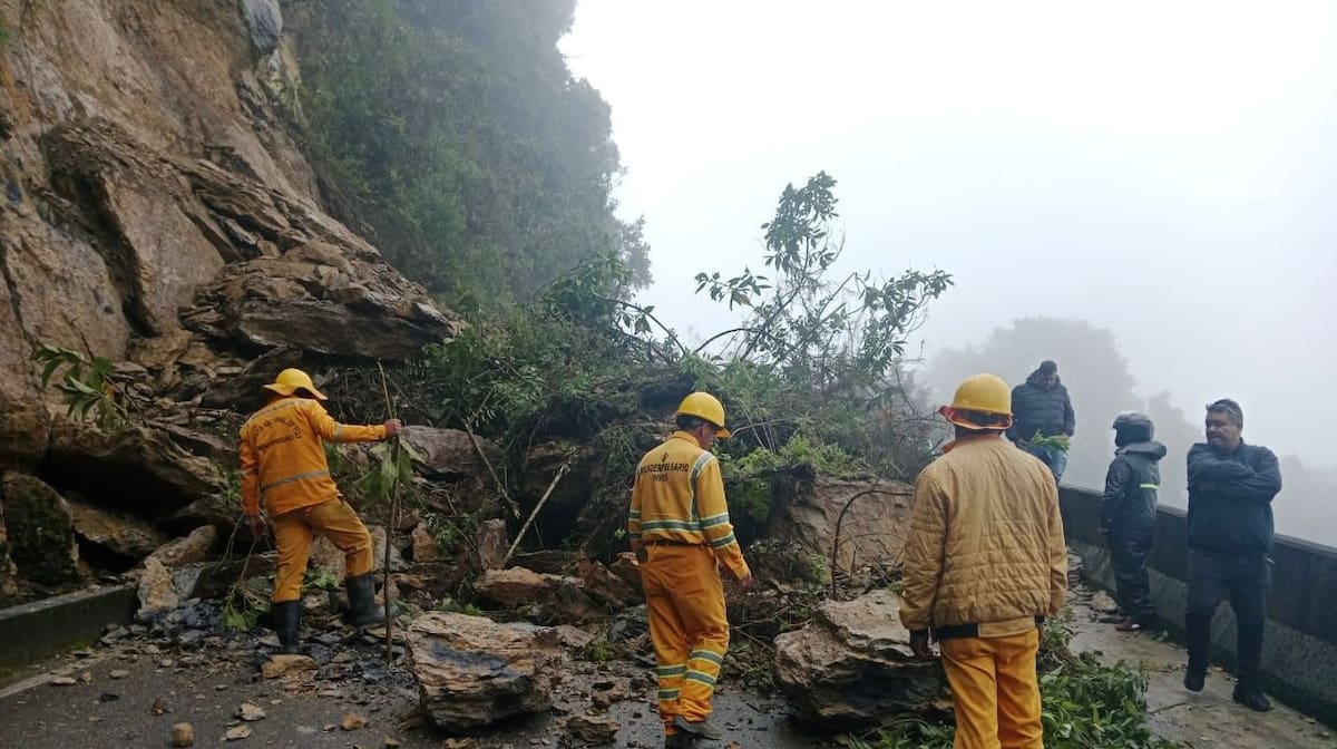 El Ministerio de Transporte y el Invías recomiendan a los usuarios estar atentos al estado de las vías a través a los canales oficiales de la entidad, como el #767, las redes sociales y la página oficial.