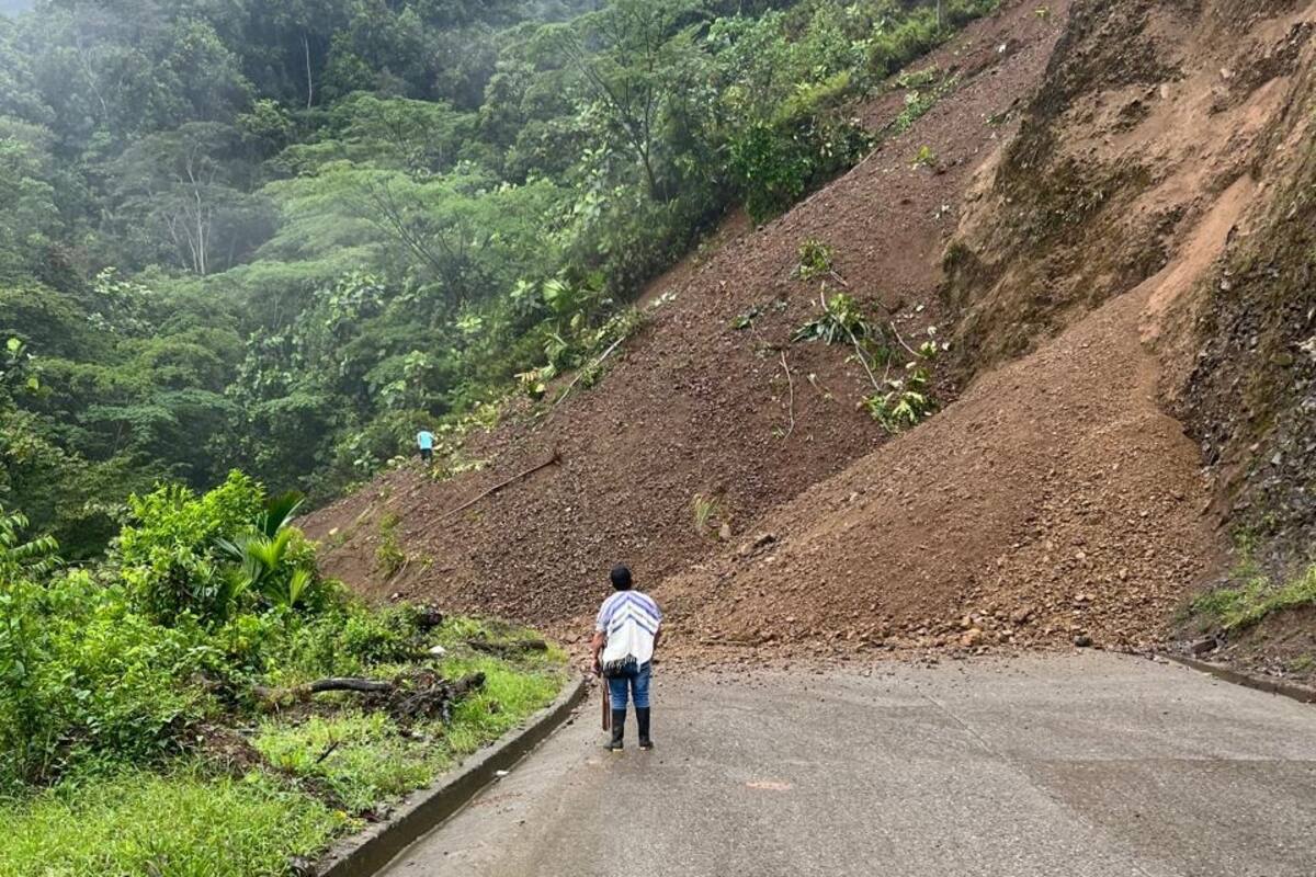 Derrumbe en el sector La Quiebra, en la vía Panamericana, obligó al cierre total del corredor entre Risaralda y Chocó.