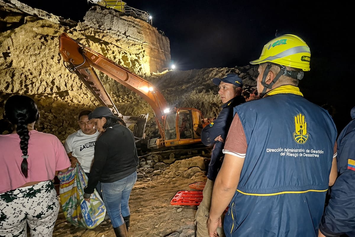 Organismos de socorro en Nariño trabajan para extraen los cuerpos de campesinos e indígenas del pueblo Quillasinga que murieron tras la caída de un talud de tierra en una mina de oro artesanal en la vereda Puerto Rico en zona rural de Policarpa (Nariño). Foto: @LuisAlfonsoEsc