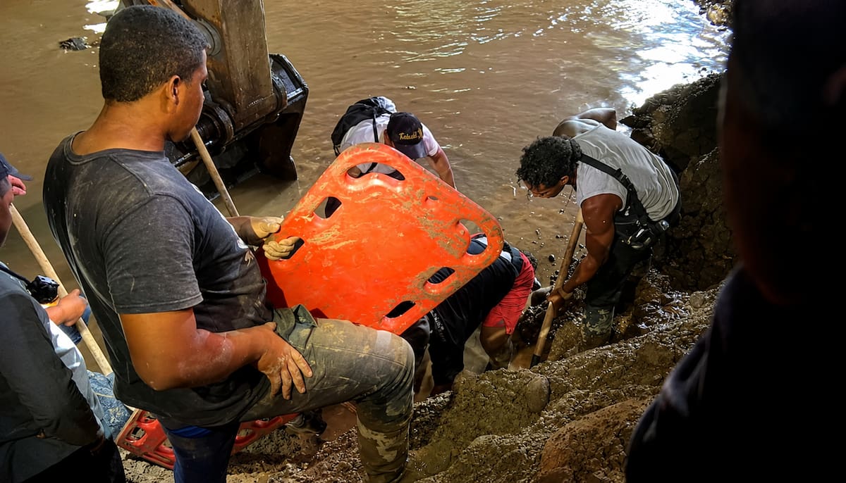 Organismos de socorro en Nariño trabajan para extraen los cuerpos de campesinos e indígenas del pueblo Quillasinga que murieron tras la caída de un talud de tierra en una mina de oro artesanal en la vereda Puerto Rico en zona rural de Policarpa (Nariño). Foto: @LuisAlfonsoEsc