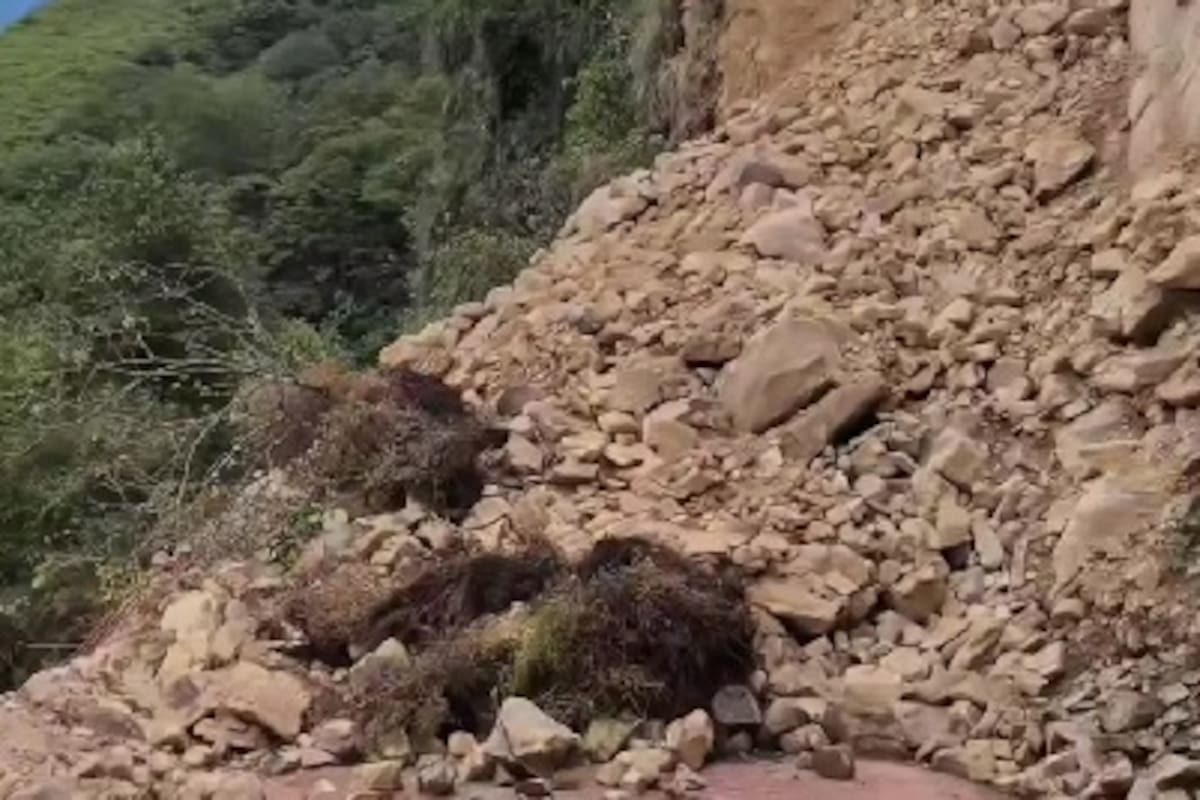 El derrumbe se presenta en el sector de La Cureña y va en aumento.