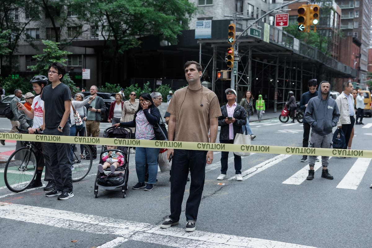 Evacúan rascacielos de 37 pisos en Manhattan por riesgo inminente de colapso.