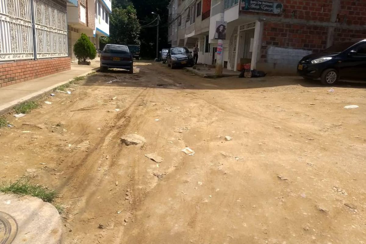 Bajo nubes de polvo quedan envueltas las viviendas cada vez que pasa un vehículo. Como se puede apreciar en la imagen, hay calles que permanecen en tierra. (Foto: Suministrada / VANGUARDIA LIBERAL)
