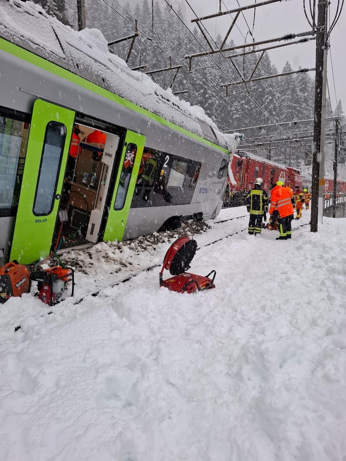 GOPPENSTEIN, 16/02/2026.- Un tren regional de BLS AG que viajaba de Goppenstein a Hohtenn descarriló este lunes a las afueras de la estación Stockgalerie, con al menos cinco personas heridas, según informó la policía cantonal de Valaisanne. Según los primeros hallazgos, una avalancha pudo haber cruzado las vías poco antes del paso del tren. EFE/ Policía cantonal de Valaisanne - SOLO USO EDITORIAL/SOLO DISPONIBLE PARA ILUSTRAR LA NOTICIA QUE ACOMPAÑA (CRÉDITO OBLIGATORIO) -
