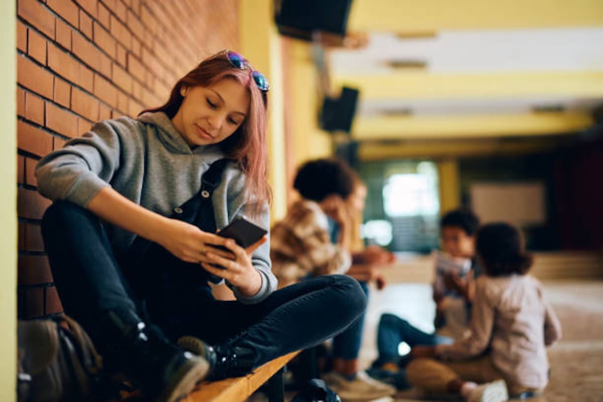 Un estudio en cuatro países europeos evidenció que reducir el uso de pantallas disminuye de forma drástica el uso problemático de Internet y los cuadros de ansiedad juvenil.