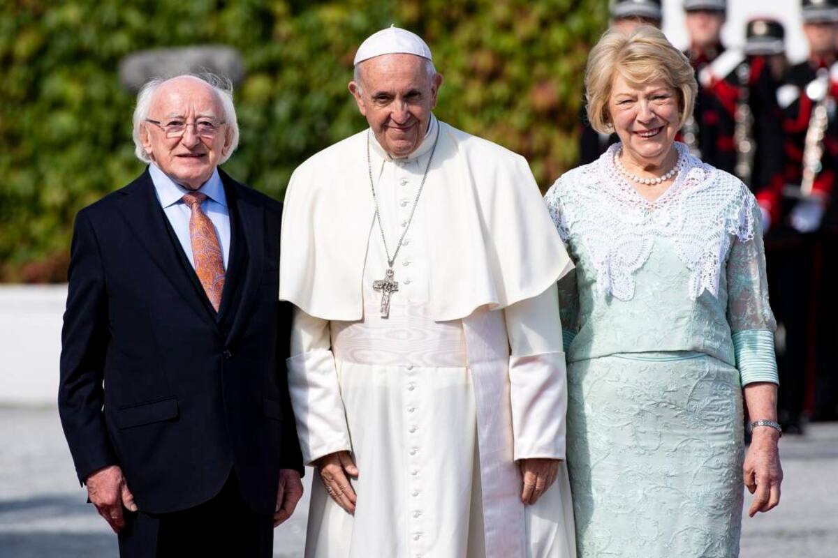 El Papa Francisco fue recibido por el presidente de Irlanda, Michael D. Higgins, y su esposa Sabina Coyne en la Residencia Presidencial en Dublín. (Foto: EFE / VANGUARDIA LIBERAL)