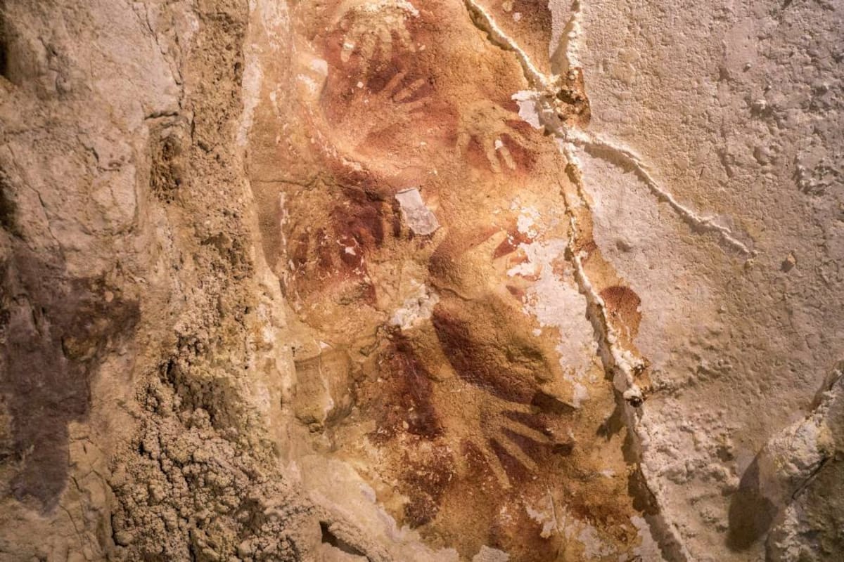 El hallazgo incluyó 12 dibujos del contorno de manos humanas, dos representaciones figurativas de animales en siete cavidades de piedra caliza, en la isla de Célebes. (Foto: EFE/ VANGUARDIA LIBERAL)