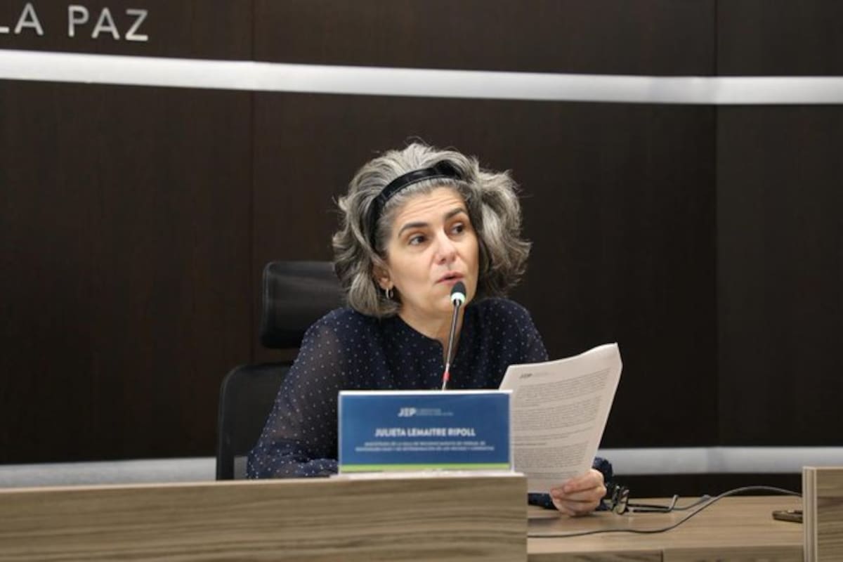 La Defensoría pidió a dos senadores rectificar señalamientos contra Julieta Lemaitre, magistrada de la JEP, y alertó sobre el impacto de los ataques personales y los estereotipos de género.