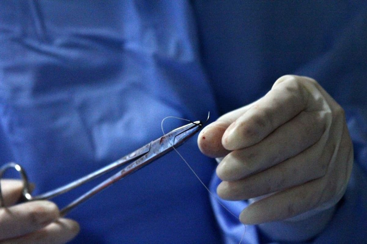 Desde la Seccional de Salud de Antioquia explicaron que se toman estas determinaciones con base en tres parámetros que llevan a realizar investigaciones. | Foto: Vanguardia / Canva.