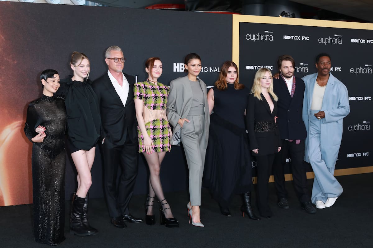 El actor estadounidense Eric Dane (3-i), fallecido el jueves a los 53 años debido a la ELA, posa junto al resto del elenco de la serie 'Euphoria', incluido su creador Sam Levinson (2-d), durante un acto el 20 de abril de 2022 en el museo de la Academia en Los Ángeles. EFE/EPA/DAVID SWANSON