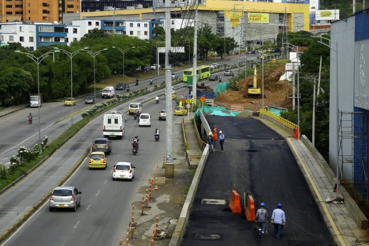 El puente sobre la quebrada Zapamanga ya está terminado, pero no se habilitará el paso vehicular hasta que no se construya el relleno del sector norte que permite darle continuidad con la paralela. Esta obra, precisamente, es la que se pretende ejecutar a partir de esta semana. (Foto: César Flórez / VANGUARDIA LIBERAL)