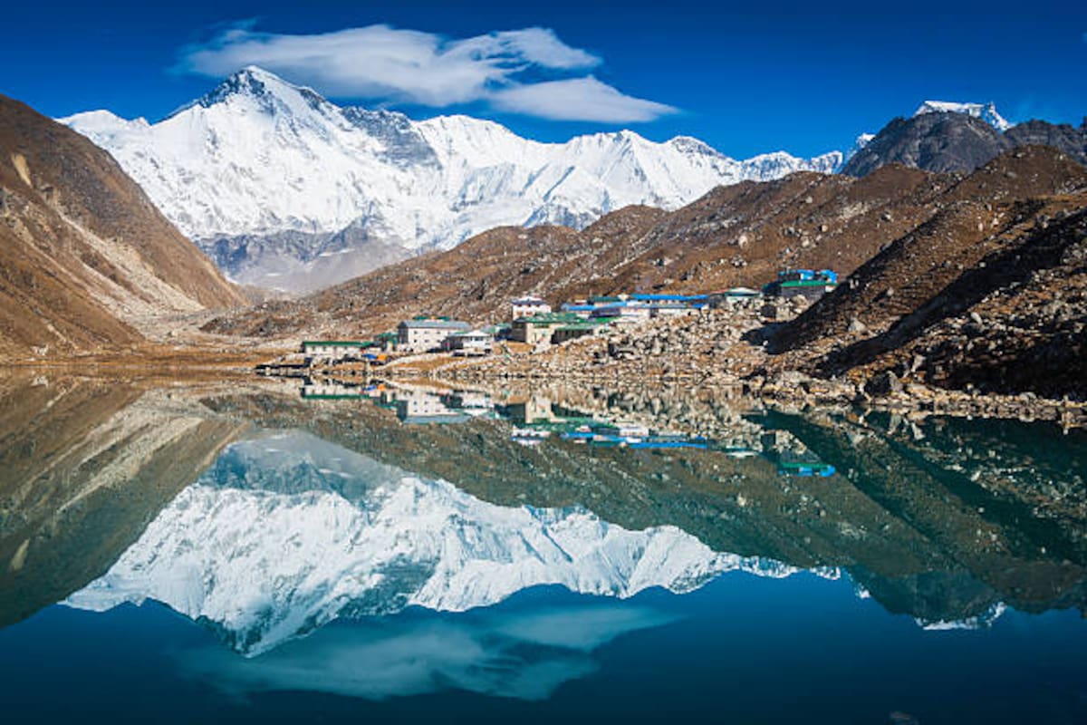 Un enorme bloque de hielo se desprendió de un glaciar en las montañas de Nepal y cayó a un valle, desencadenando una violenta masa de agua, lodo y escombros que avanzó hacia zonas habitadas.