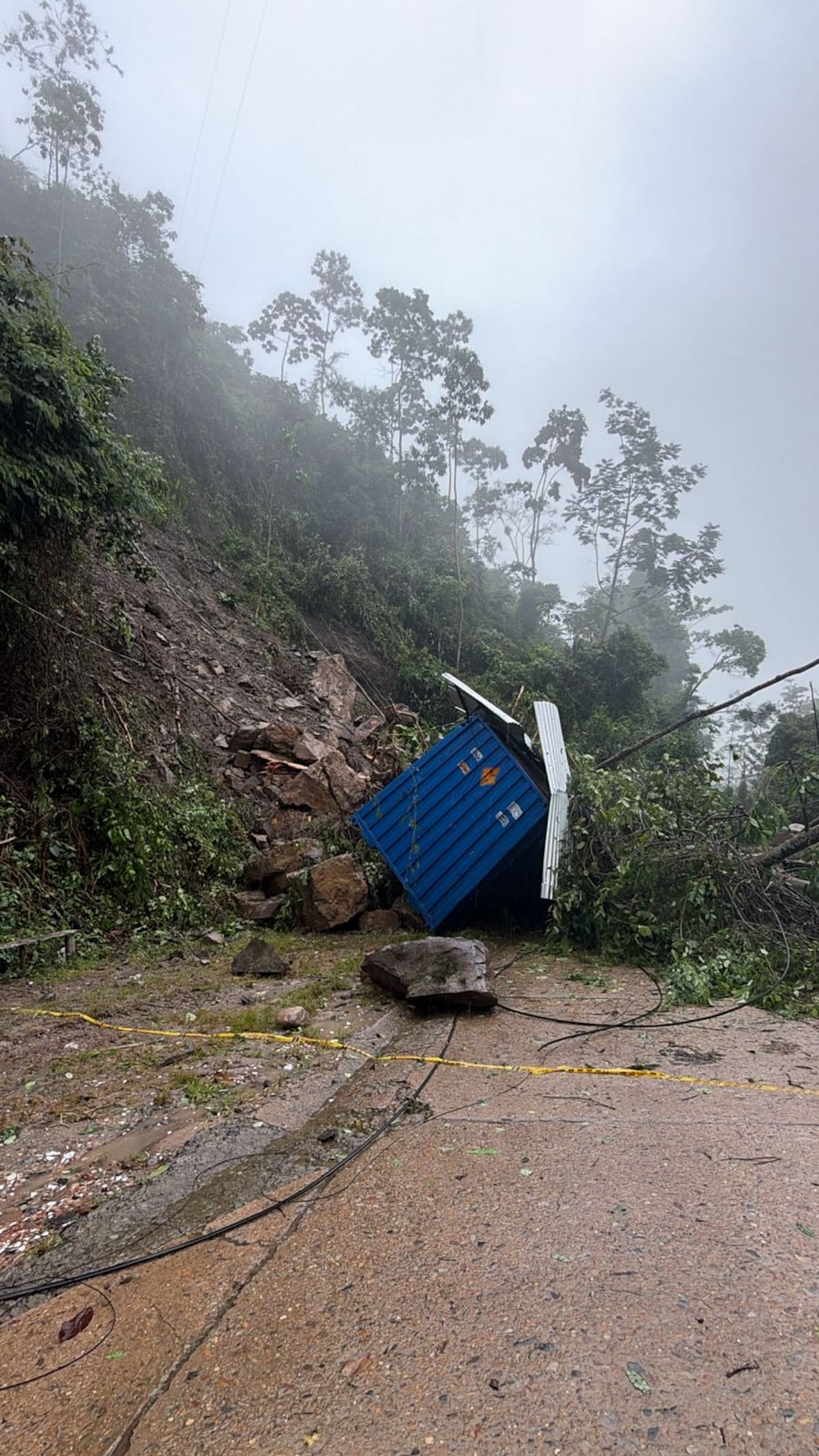 El desprendimiento de rocas de una montaña en el sector Maravillas generó la emergencia por lluvias en San Vicente de Chucurí. Una persona resultó lesionada.
Suministrada/Vanguardia