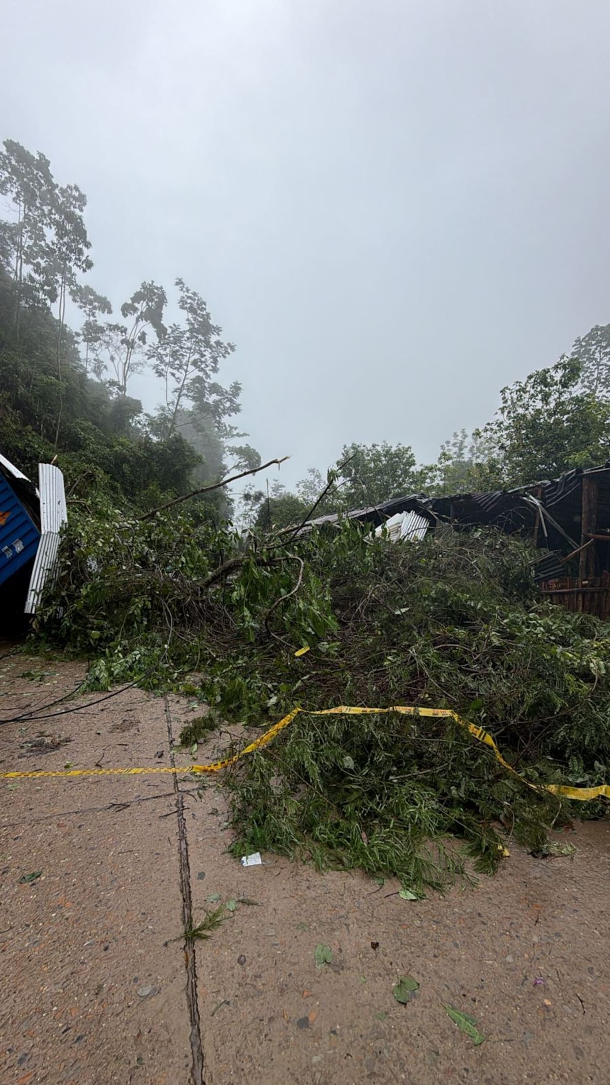 El desprendimiento de rocas de una montaña en el sector Maravillas generó la emergencia por lluvias en San Vicente de Chucurí. Una persona resultó lesionada.
Suministrada/Vanguardia