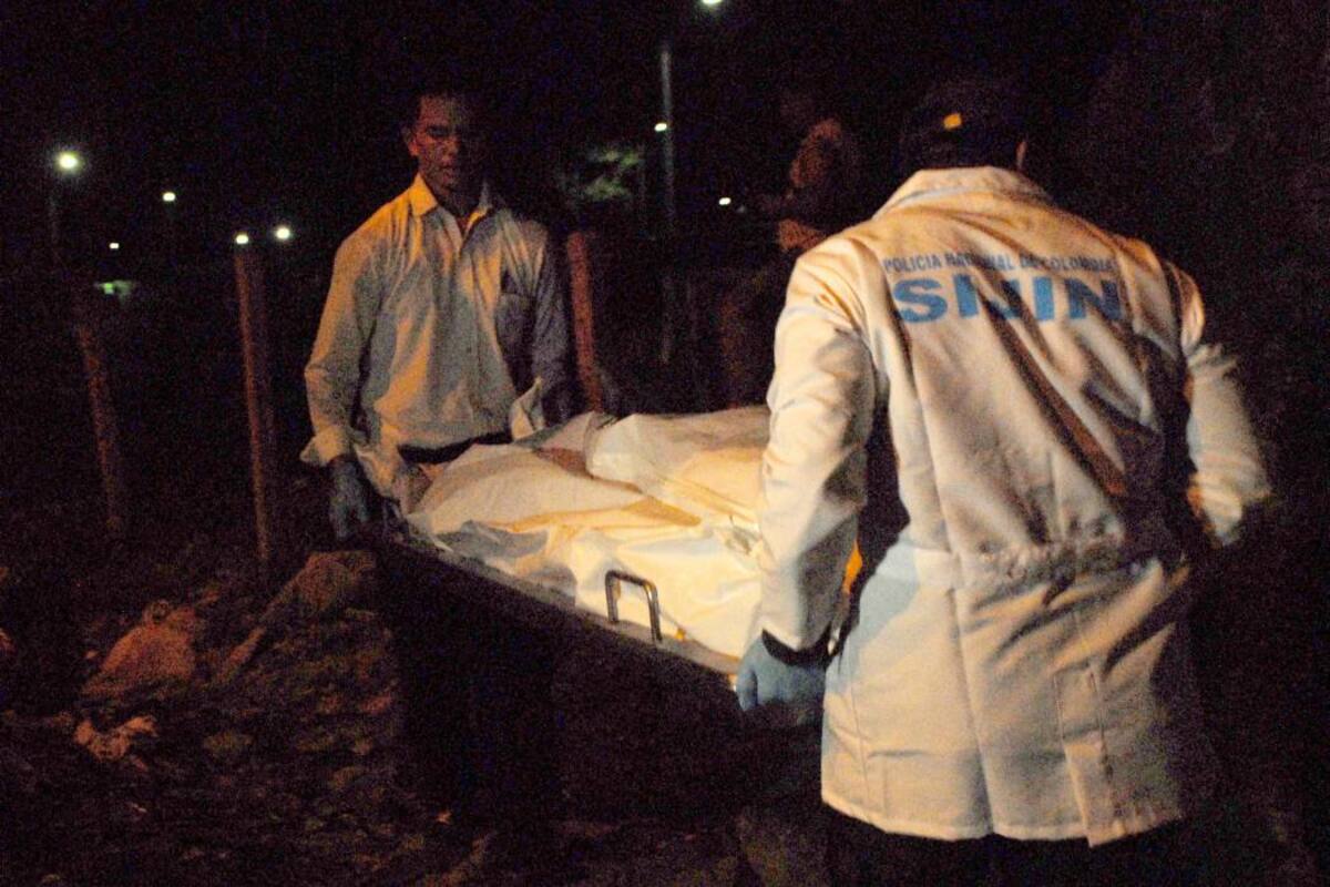 El hecho ocurrió en la residencia de John Alexandee Calle Duque, a donde los sicarios ingresaron hasta la vivienda para quitarle la vida. El cuerpo fue trasladado por unidades de la Sijín a la sede de Medicina Legal en Barrancabermeja. (Foto: Archivo/VANGUARDIA LIBERAL)