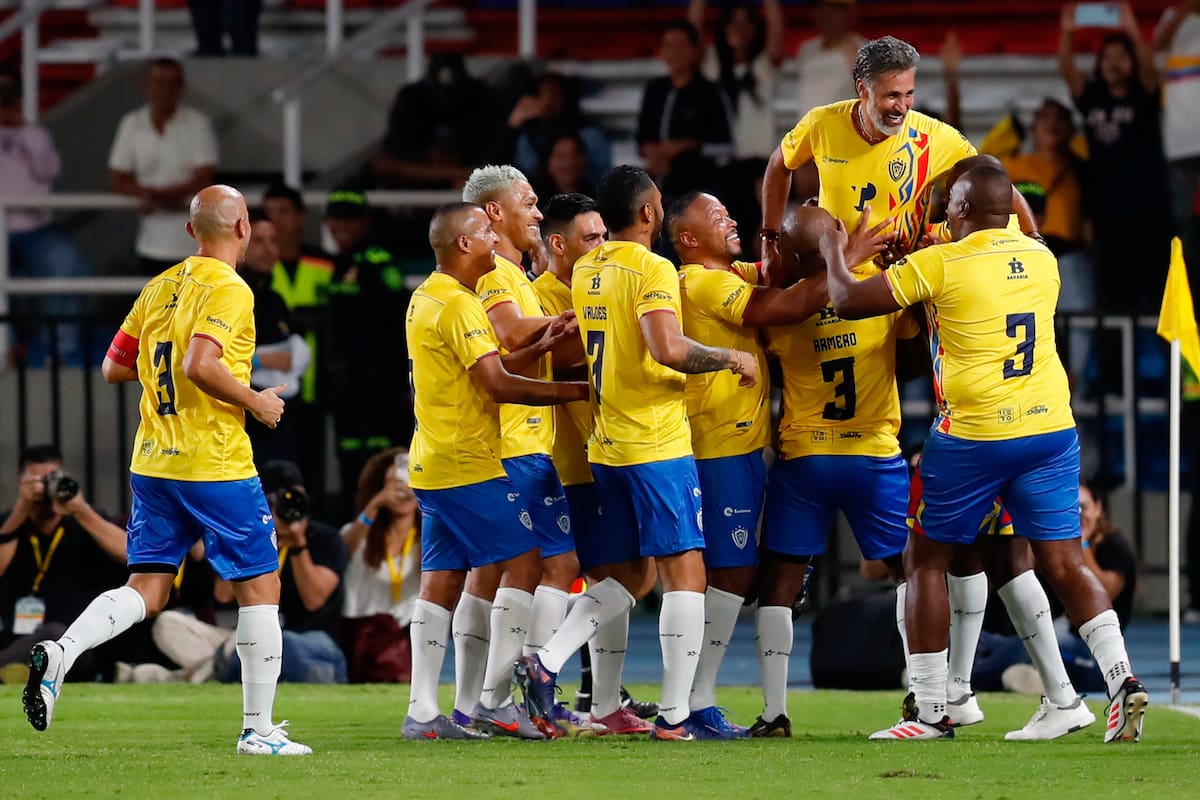 AME9814. CALI (COLOMBIA), 20/12/2025.- El jugador colombiano Mario Alberto Yepes (arriba) celebra un gol este sábado, durante el partido de Capitanes Legendarios en su despedida en el estadio Pascual Guerrero, en Cali (Colombia) EFE/ Ernesto Guzmán